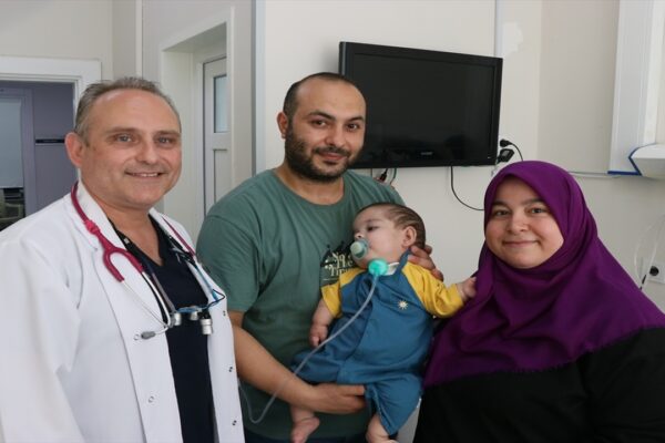 Solunum Cihazına Bağlı Bebek Göğüs Kafesi Genişletilerek Tedavi Edildi