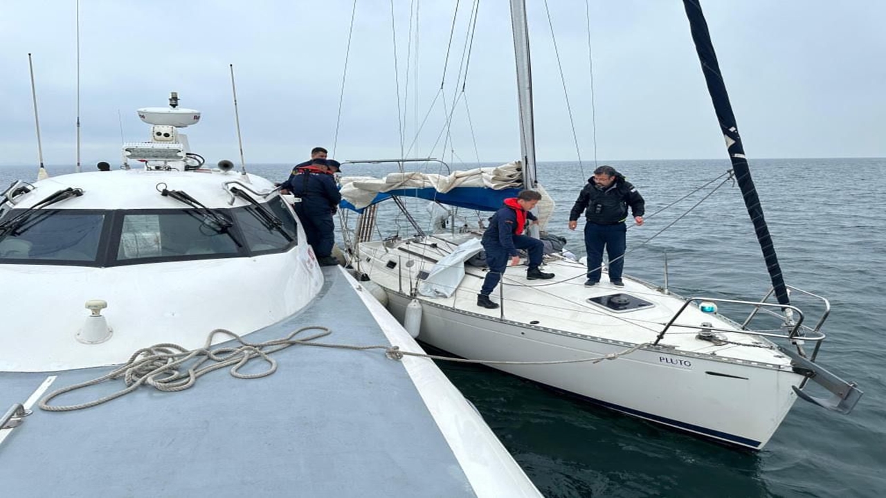 yalova açıklarında motoru arızalanan tekne marinaya çekildi