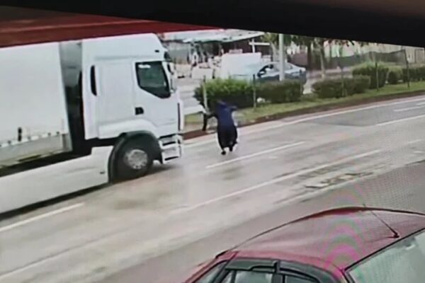 Yolun Karşısına Geçmeye Çalışan Kadına Tır Çarptı