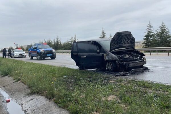 Eskişehir’de Seyir Halinde Olan Otomobilde Yangın Çıktı