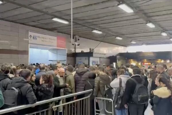 Mecidiyeköy’de Yürüyen Merdivenin Arızalanması Metrobüs Durağında Yoğunluk Oluşturdu