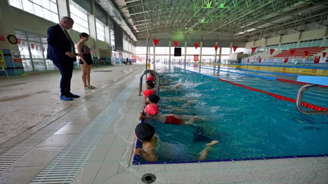 Osmaniye’de Çocukların Yüzme Eğitimi Olimpik Havuzlarda Gerçekleşiyor
