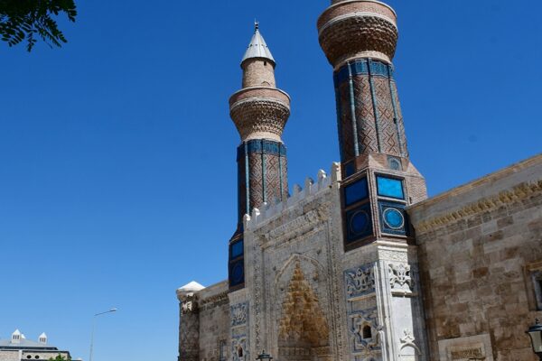 Mavi Medrese Ziyaretçi Akınına Uğruyor