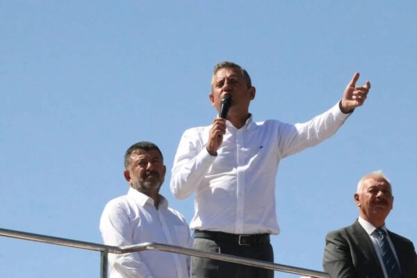 Özgür Özel Malatya’da Depremzede Aileleri Ziyaret Etti