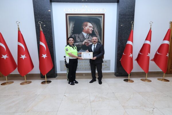 Polis Memuru Nihal Uzpeder’e Ödül Vali Aksoy’dan Geldi
