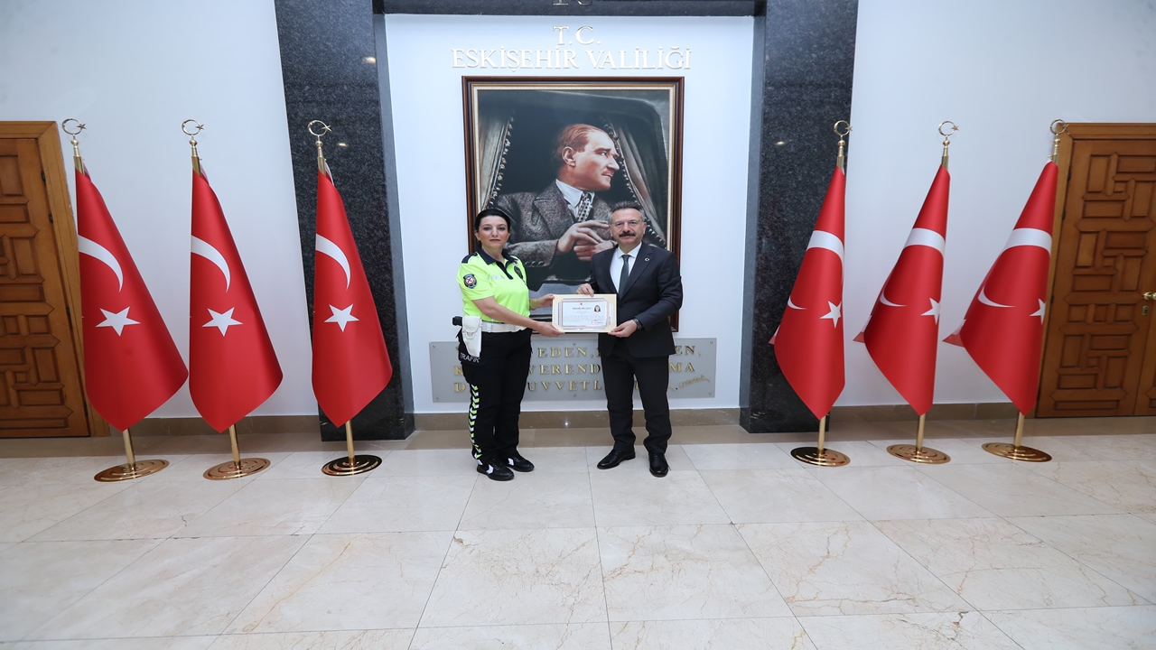 Eskişehir Valisi Aksoy, 23 kişinin hayatını kurtaran polis memurunu ağırladı