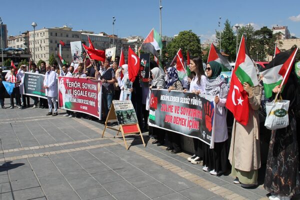 Sağlık Çalışanları İsrail’i Protesto Etti
