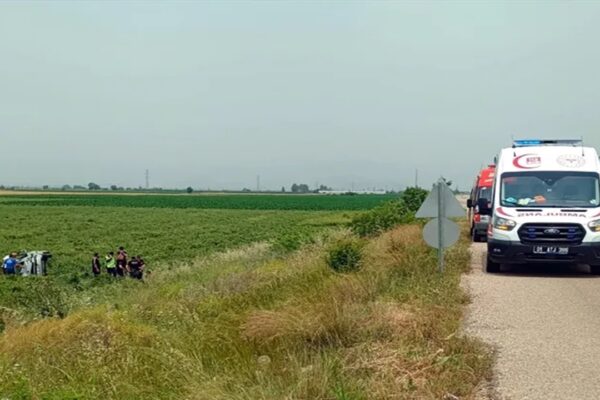 Araç Şarampole Devrildi: 2 Kişi Yaralandı