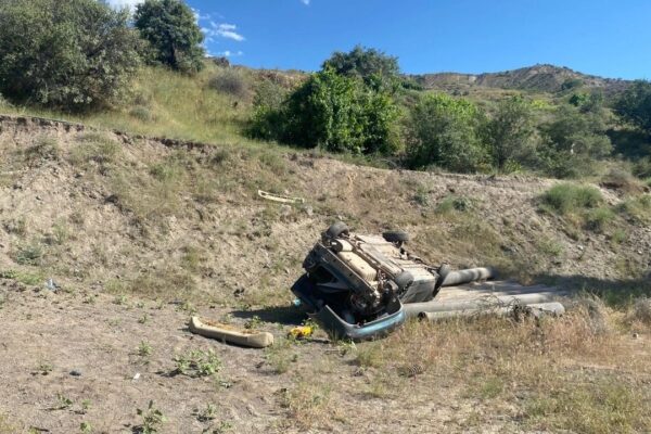 Elazığ’da Araç Şarampole Yuvarlandı