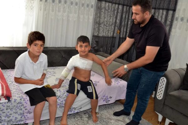 2 Kardeş Sokak Köpeklerinin Saldırısına Uğradı
