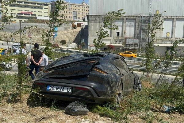 Beylikdüzü’nde Otomobil Takla Attı: 2 Kişi Yaralandı