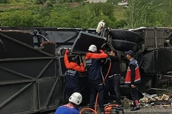 Bitlis’te Otobüs İle Tır Çarpıştı