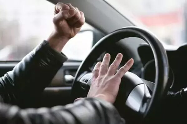 Trafikte Tartışan 2 Sürücünün Kavgası Kameralara Yansıdı