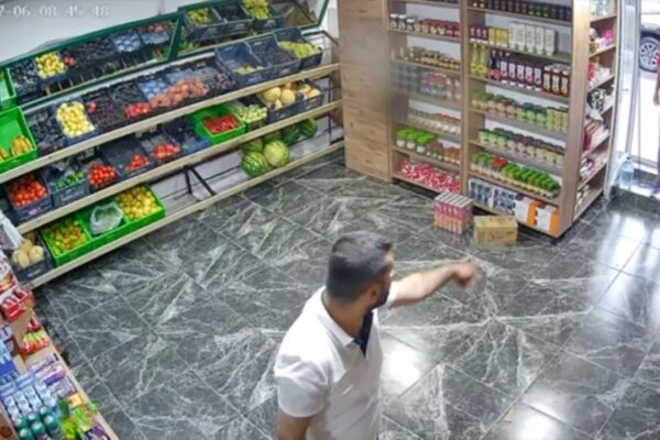 İşçi Ayakkabılarını Çıkartarak Markete Girdi