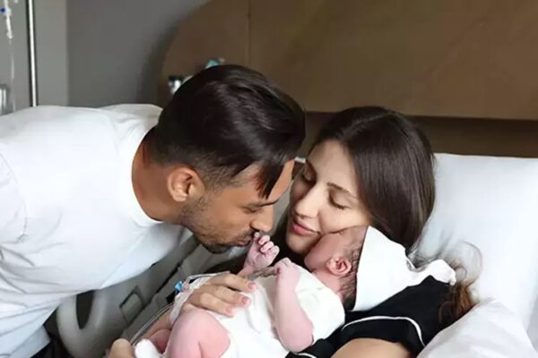 Fenerbahçe Kaptanı İrfan Can Kahveci İkinci Çocuğunu Kucakladı