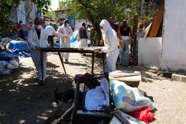 Düzce’de Bir Evden 42 Kamyon Çöp Çıkarıldı, Hayvanlar Kurtarıldı