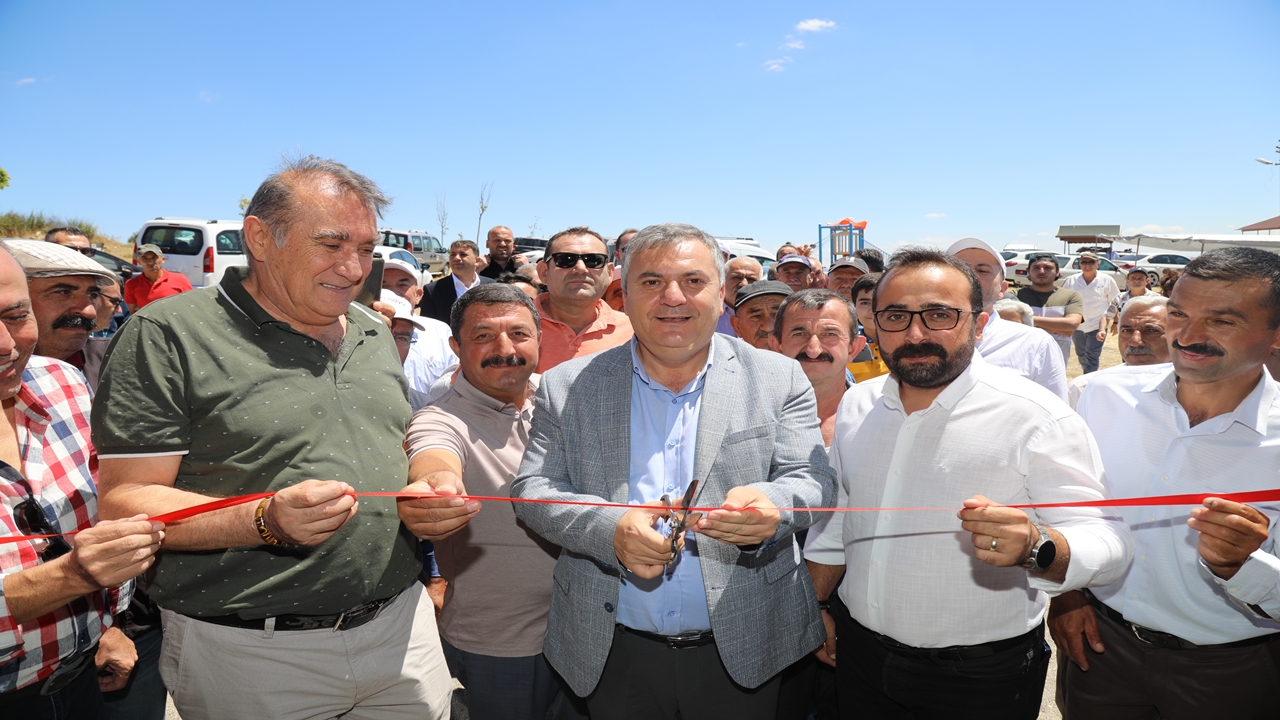 Çubuk'ta taş fırın hizmete açılırken davetlilere aşure ikram edildi