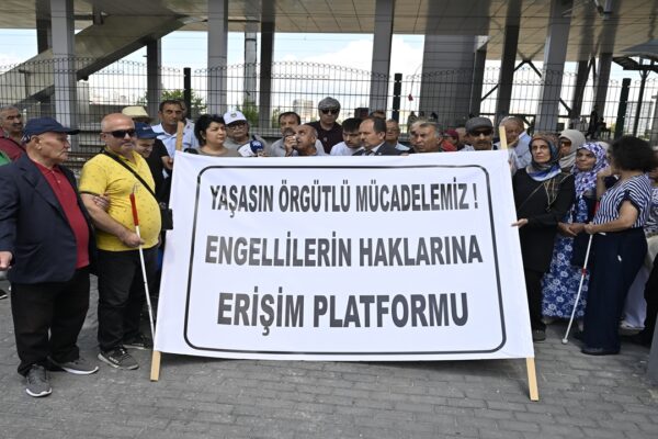 Görme Engellilere Tren İstasyonlarında Refakat Hizmeti İsteniyor