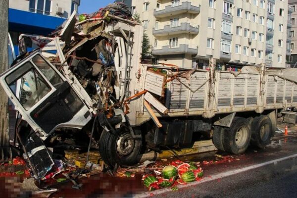 Yön Tabelası Direğine Çarpan Sürücü Hayatını Kaybetti