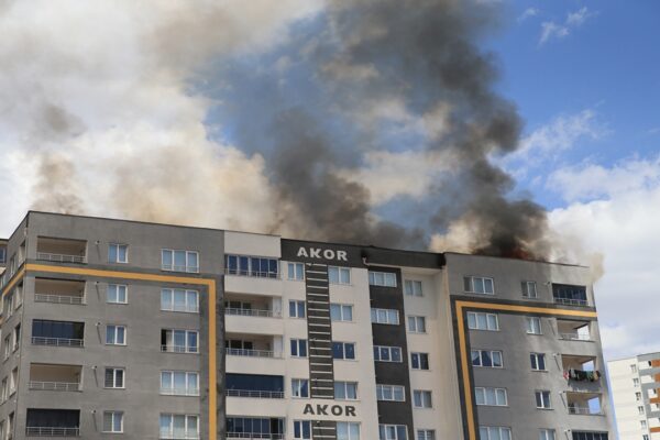 Kayseri’de Bir Apartmanın Çatısında Yangın Çıktı