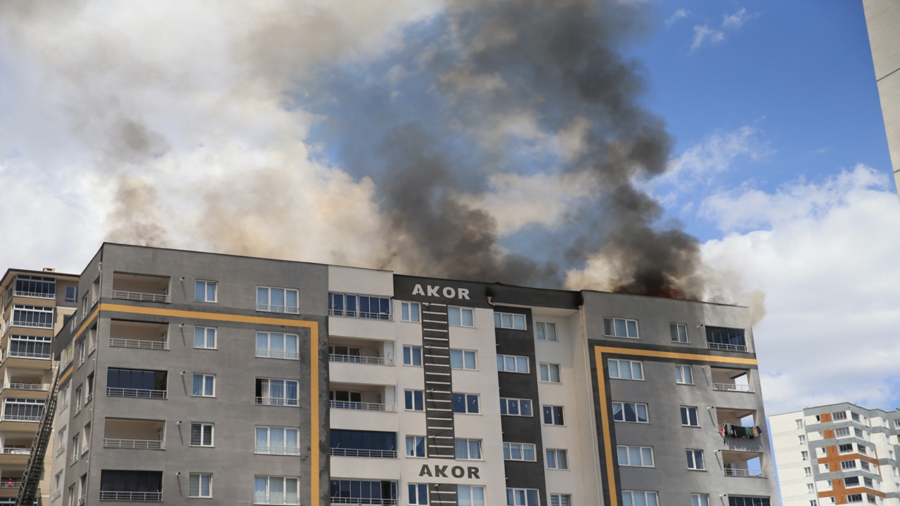 Kayseri'de apartmanın çatısında çıkan yangın söndürüldü