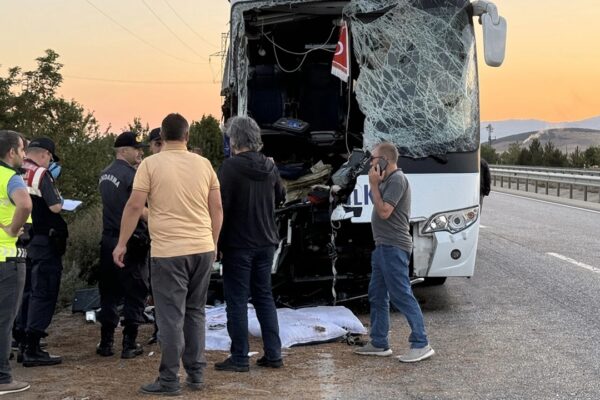 Afyonkarahisar’da Otobüs ile Kamyon Çarpıştı: 1 Ölü, 38 Yaralı