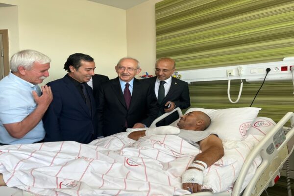Kılıçdaroğlu’ndan Silahlı Saldırıda Yaralanan CHP’li Bahadır’a Hastane Ziyareti
