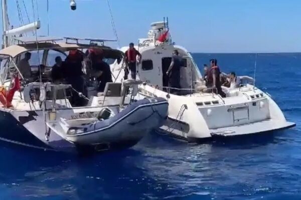 İzmir’de Tekneyle Kaçmaya Çalışan 8 FETÖ Üyesi Yakalandı