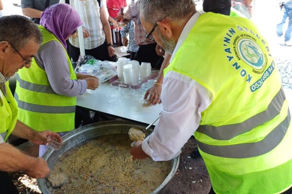Konya'da Vatandaşlara Aşure Dağıtıldı