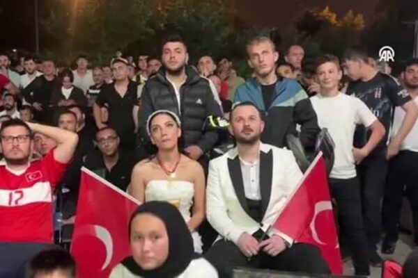 Düzce’de Bir Çift Düğünlerini Erken Bitirerek Hollanda-Türkiye Maçını İzledi