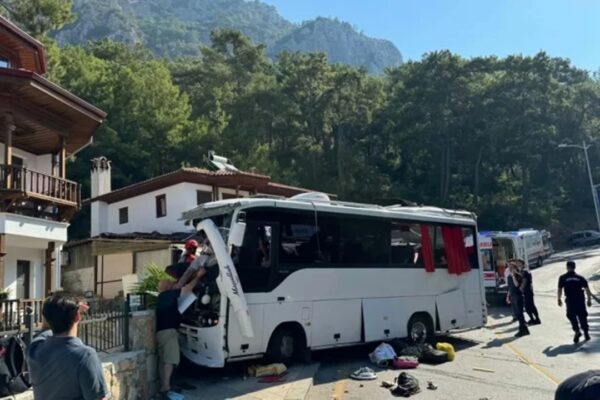 Tur Midibüsü Park Halindeki Araçlara Çarptı