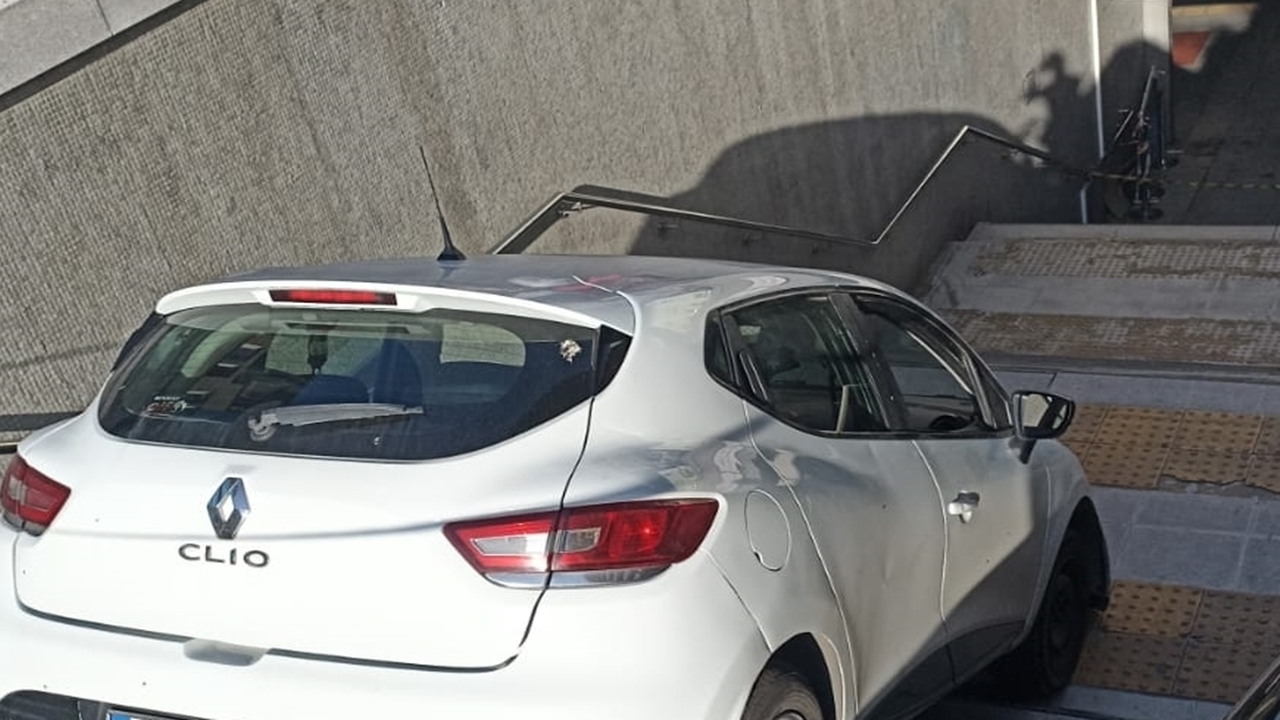 Ankara'da kontrolden çıkan otomobil, Kızılay'daki metro istasyonu girişine düştü