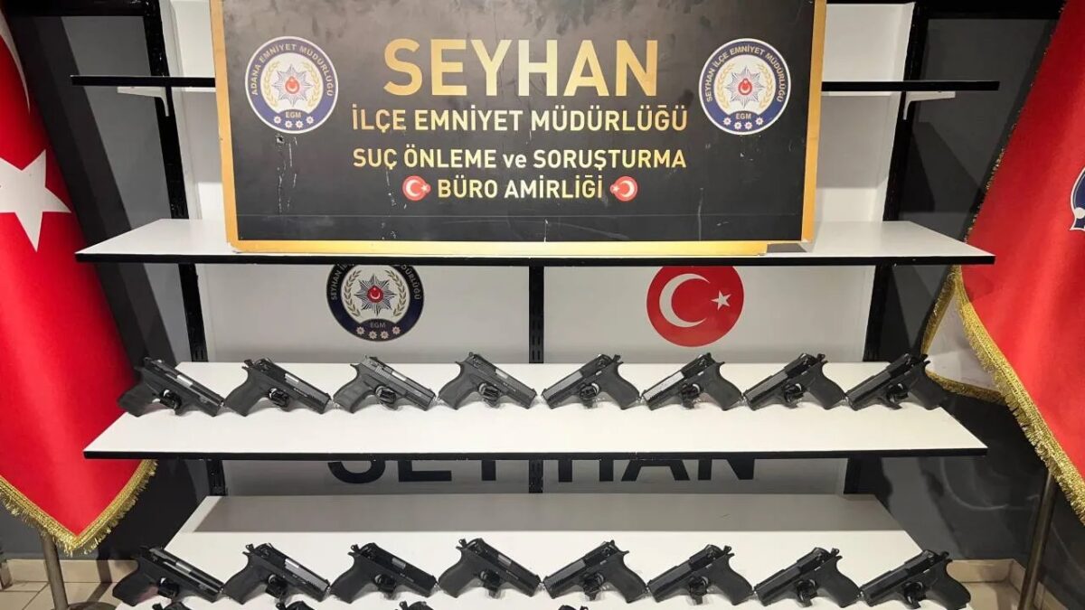Adana’da Bir İş Yerinde 26 Ruhsatsız Tabanca Ele Geçirildi