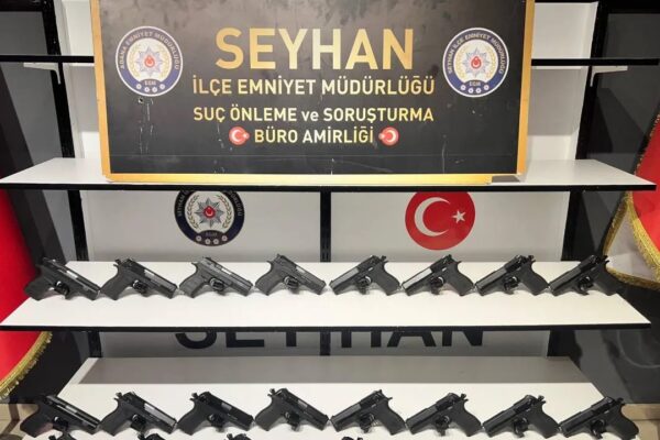 Adana'da Bir İş Yerinde 26 Ruhsatsız Tabanca Ele Geçirildi