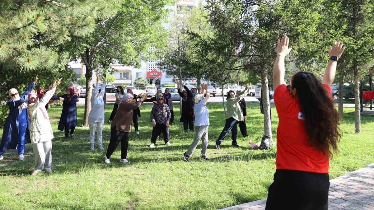 Kayseri Büyükşehir Belediyesi Kadınlara Özel Ücretsiz Sabah Spor Etkinlikleri Düzenliyor