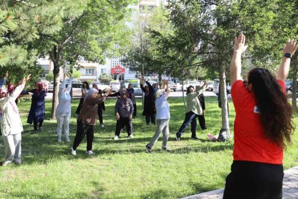 Kayseri Büyükşehir Belediyesi Kadınlara Özel Ücretsiz Sabah Spor Etkinlikleri Düzenliyor