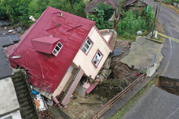 Giresun Sağanağa Teslim Oldu: 1 Ev Yan Yattı, İş Yerlerini Su Bastı