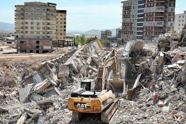 Kahramanmaraş’ta Deprem Sonrası Yıkım Çalışmaları Sürüyor