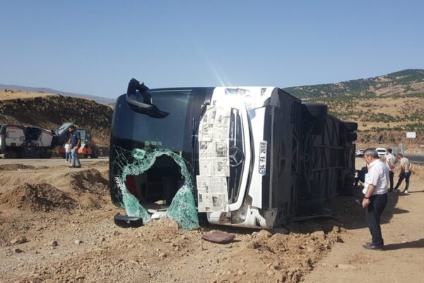 Bingöl’de Yolcu Otobüsü Devrildi