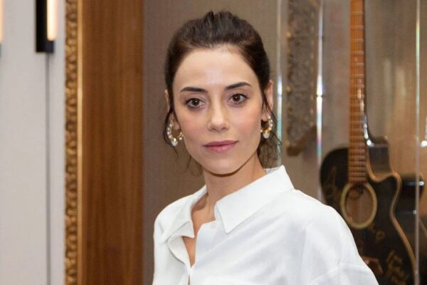 Cansu Dere’nin Yeni Partneri Ünlü İsim Oldu