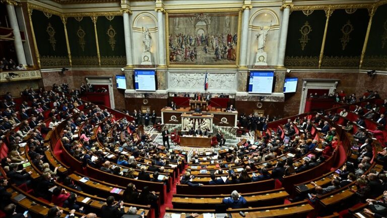 Fransa’da Hükümet Düştü Ne Demek sorusuna cevap veren örnek meclis