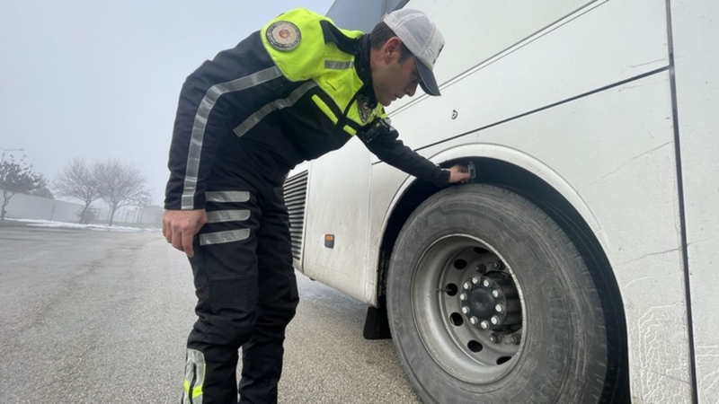 Kuzey Marmara Otoyolu, Fenertepe Gişeler mevkisinde oluşturulan denetim noktasında şehirler arası yük ve yolcu taşıyan araçların lastikleri kontrol edildi. Durdurulan araçlardaki lastiklerin diş derinlikleri ölçülürken, kış lastiği bulunmayan araçların sürücülerine 4 bin 69 lira cezai işlem uyguladı. Ayrıca, denetim noktasında kurulan stantta sürücülere, kusurlu lastik üzerinden bilgilendirme yapılarak, kış lastiği kullanımının can ve mal güvenliği açısından önemi anlatıldı. Denetimden geçen otobüs şoförü Fatih Doğan, 