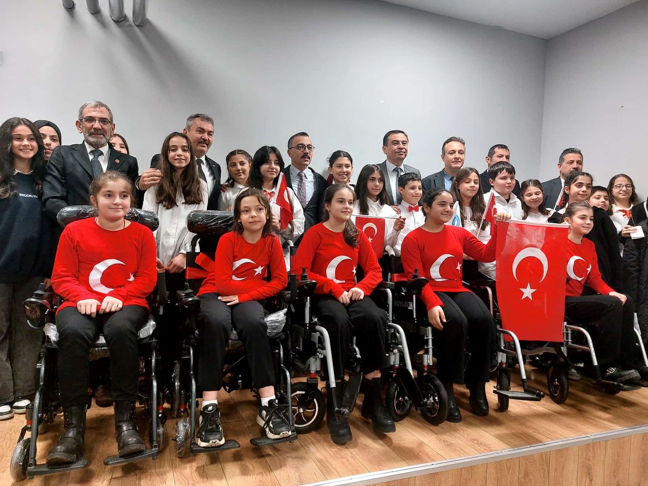 İnegöl'de öğrenciler ve aileleri, 5 engelli birey için derneğe akülü tekerlekli sandalye bağışladı