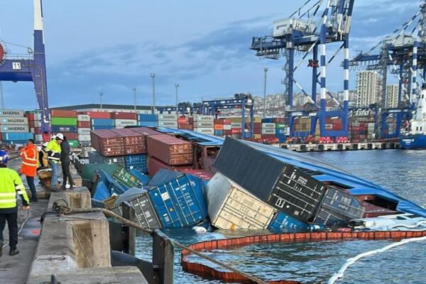 İstanbul’da Kuru Yük Gemisi Yan Yattı