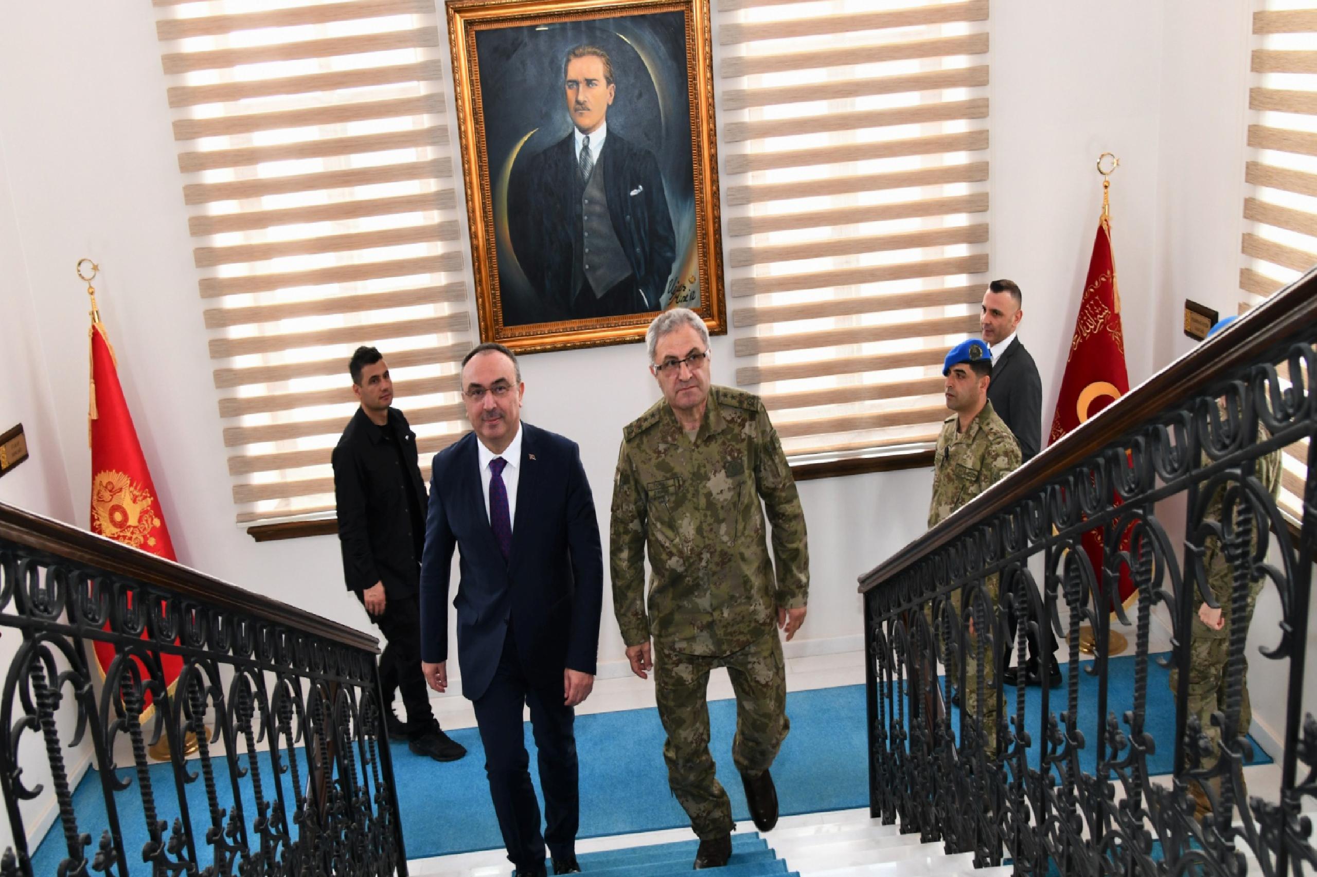 1-ordu-komutani-orgeneral-metin-tokelden-vali-soyturke-ziyaret-haberi-AAYnb8WE.jpg