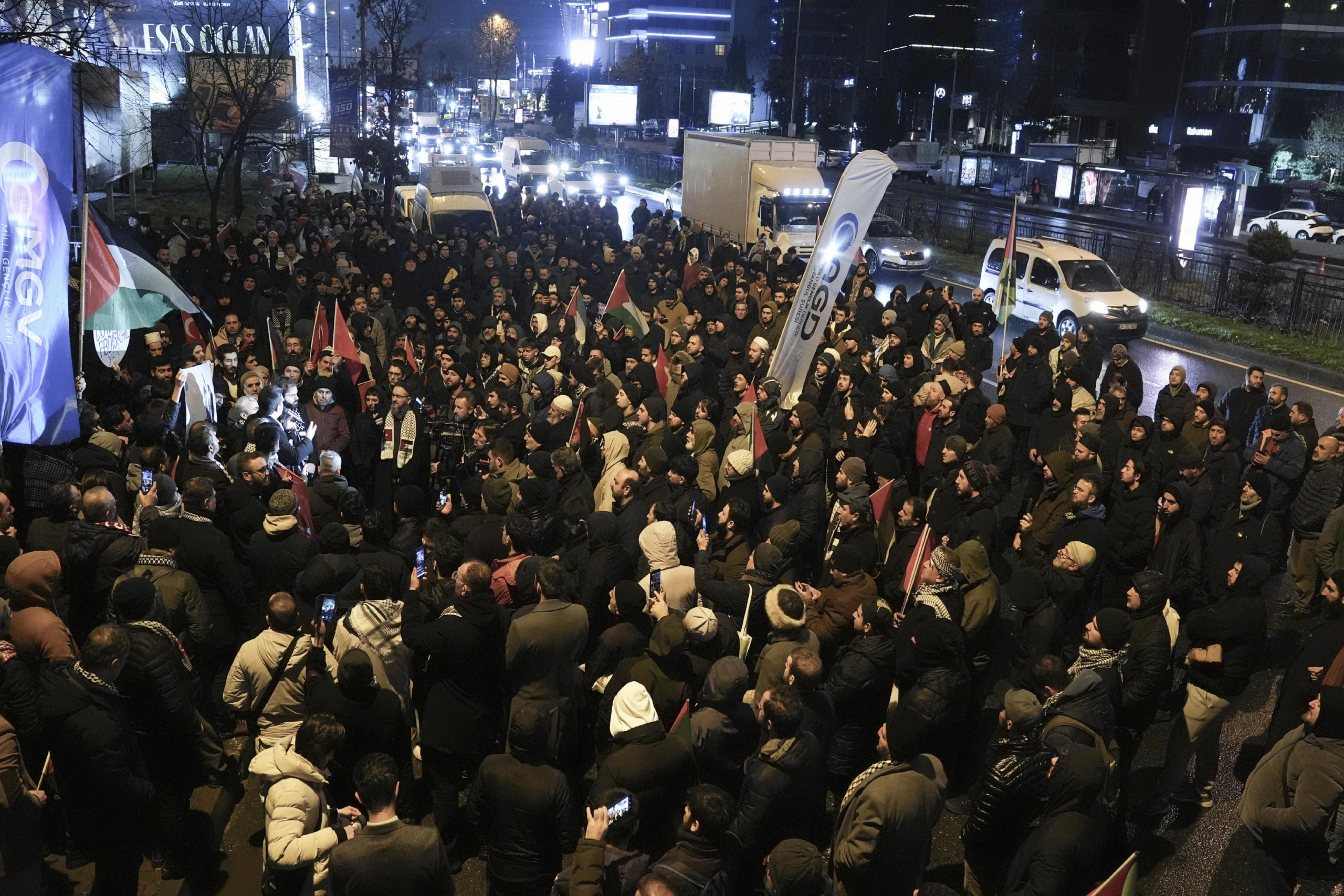 agd-uyeleri-istanbulda-israil-baskonsoloslugu-onunde-protesto-duzenledi-IO6lHCZq.jpg