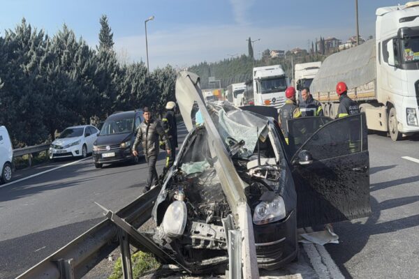 Anadolu Otoyolu’nda bariyere çarpan otomobildeki 4 kişi yaralandı haberi
