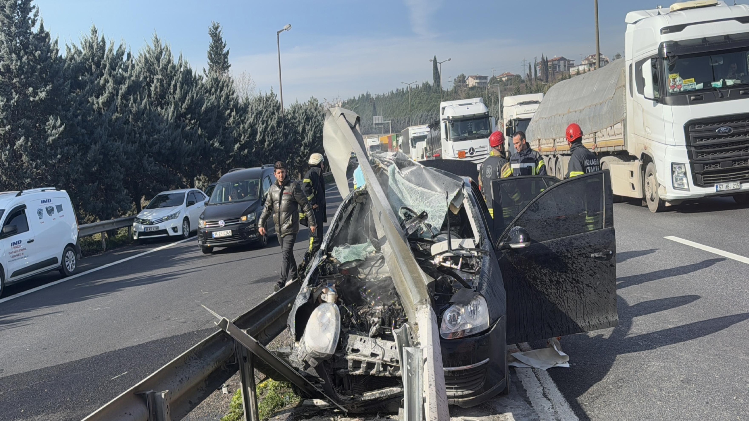 anadolu-otoyolunda-bariyere-carpan-otomobildeki-4-kisi-yaralandi-haberi-c5gyM5ke.jpg