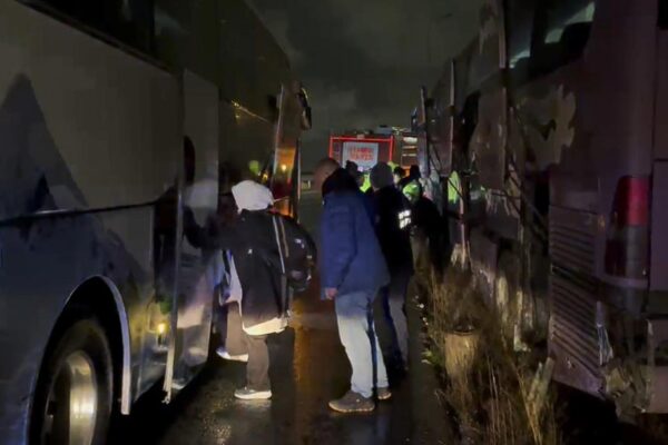 Arnavutköy’de şoförü kalp krizi geçiren tur otobüsü kaza yaptı
