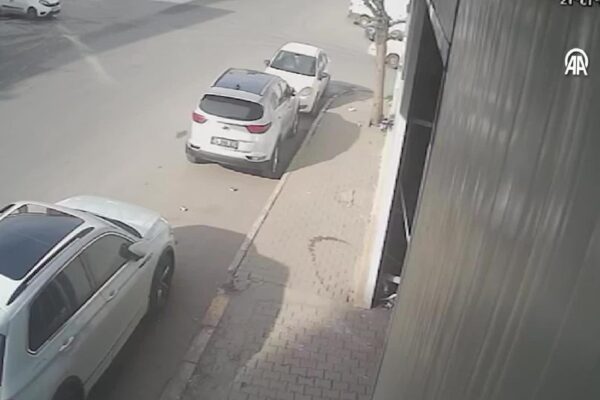 Ataşehir’de kamyonet, panelvan ve otomobilin karıştığı kaza güvenlik kamerasında haberi